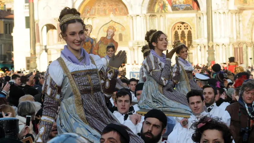 Interpress/Mazzega Pivato Venezia, 07.02.2015.- Carnevale di Venezia.- Nella foto la sfilata delle "Marie" in Piazza San Marco