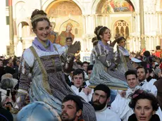 Interpress/Mazzega Pivato Venezia, 07.02.2015.- Carnevale di Venezia.- Nella foto la sfilata delle "Marie" in Piazza San Marco