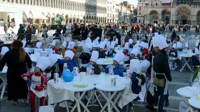 Interpress/M.Tagliapietra Venezia 24.02.2014.- Carnevale. Workshop in Piazza San Marco per bambini delle scuole elementari di Venezia assieme ad Ambra Romani, cuoca de La prova del cuoco di Rai 1. Preparazione del Salame al Cioccolato.