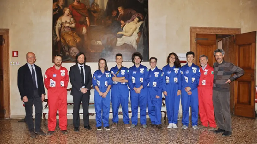 Tommaso La Greca, Tommaso Giacometti, Silvia Tassan Lugrezin, Sara Scarpa, Ludovico Tronchin, Alvise Segalin con i loro insegnanti e l'assessore Romor