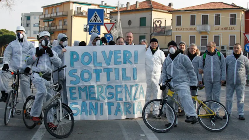 Agenzia Candussi, giornalista FAvarato. Protesta attivisti in via Miranese di fronte alla sede ARPAV