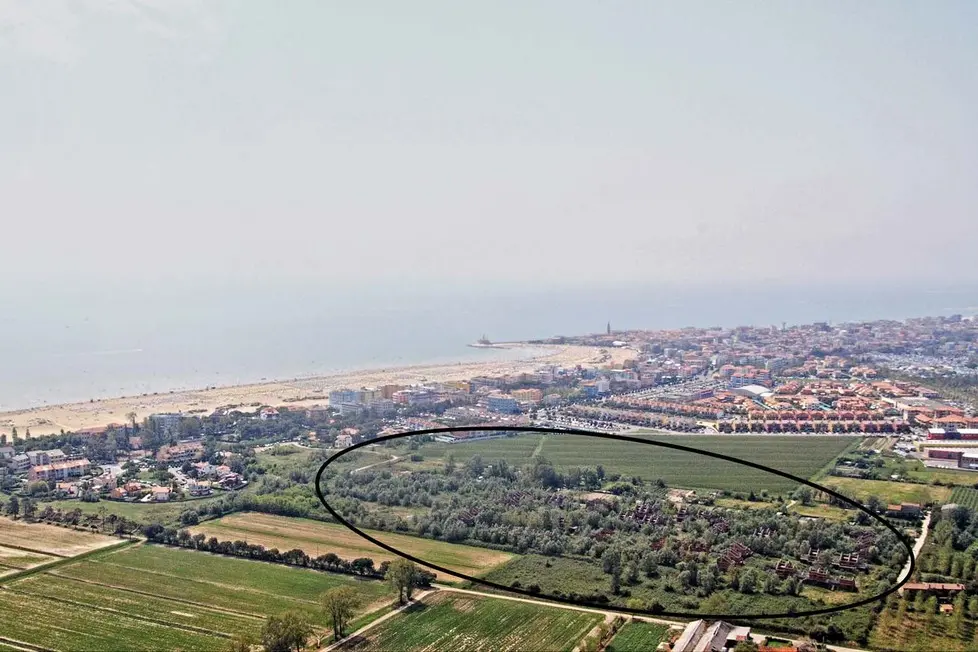 COLUCCI - DINO TOMMASELLA - CAORLE - INCHIESTA "TERME DI CAORLE" VEDUTE DELL'AREA INTERESSATA ALLA COSTRUZIONE DELLE TERME (INDICATE CON CERCHIO E FRECCIA