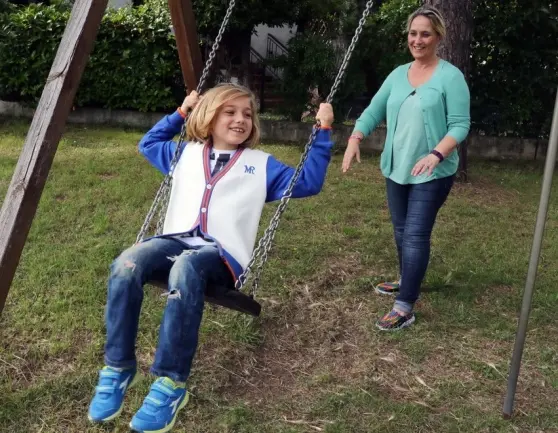 Giorgio con la mamma si diverte sull'altalena