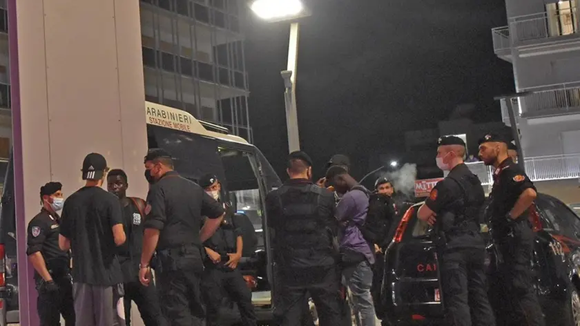 SCATTOLIN - TOMMASELLA - JESOLO - PIAZZA MAZZINI CONTROLLI FORZE ORDINE SABATO 27 SERA - CONTROLLO DI UN GRUPPO DI RAGAZZI