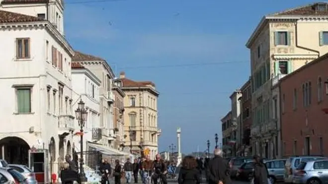 Dinello: mph05a Elisabetta Donaggio..Chioggia:Corso del Popolo al palazzo Morosini alcuni scorci di Chioggia per archivio