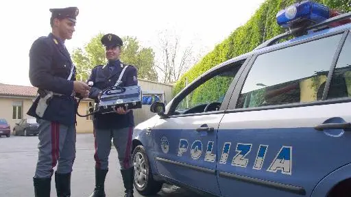 Controlli della polizia con l'etilometro (foto archivio)