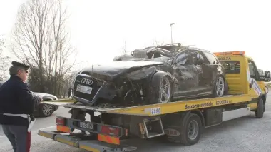 L’Audi distrutta dopo lo schianto