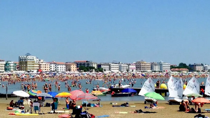 DINO TOMMASELLA - CAORLE - GENTE IN SPIAGGIA