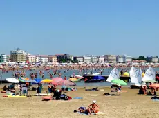 DINO TOMMASELLA - CAORLE - GENTE IN SPIAGGIA