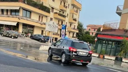 Una strada allagata per la rottura di una tubatura a Jesolo