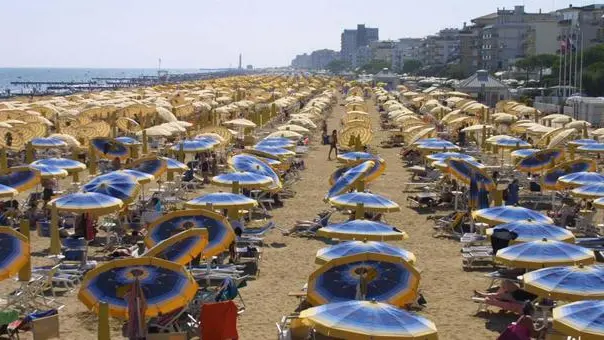 Jesolo (VE):.La spiaggia..02/08/2001 © Light Image Studio..Morsego.