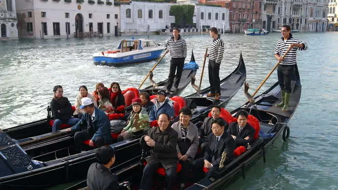 15/11/04 ERREBI - VENEZIA - TURISTI CINESI IN GONDOLA