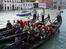 15/11/04 ERREBI - VENEZIA - TURISTI CINESI IN GONDOLA