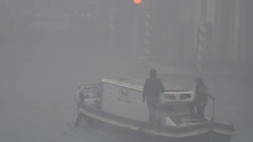 Interpress/M.Tagliapietra Venezia 07.01.2016.- Nebbia a Venezia. Canal Grande.