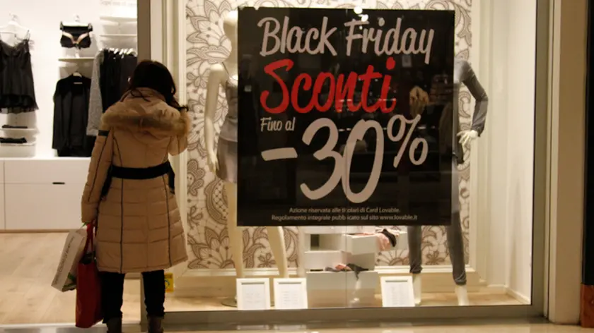 agenzia candussi, giornalista: Scattolin. Descrizione: Balck Friday, shopping ne negozi Auchan.