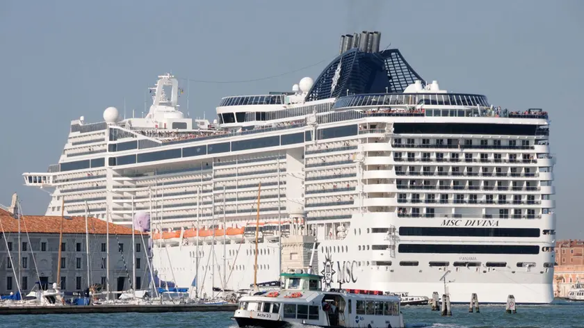 Interpress/Mazzega Vitucci Venezia, 18.09.2013.- Grandi Navi in Bacino San Marco.- Nella foto la MSC Divina.-