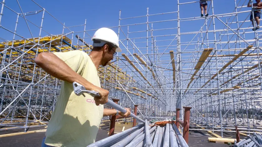 LAVORI EDILI, CANTIERE OPERAIO CON CASCHETTO