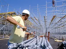 LAVORI EDILI, CANTIERE OPERAIO CON CASCHETTO