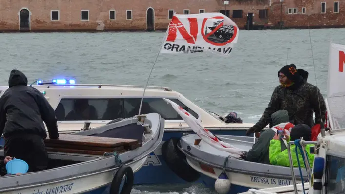 Interpress/Mazzega Venezia 08.03.2016.- Manifestazione No Grandi Navi e No Tav. Nella foto manifestanti caricano le forze dell'ordine