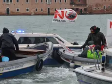 Interpress/Mazzega Venezia 08.03.2016.- Manifestazione No Grandi Navi e No Tav. Nella foto manifestanti caricano le forze dell'ordine