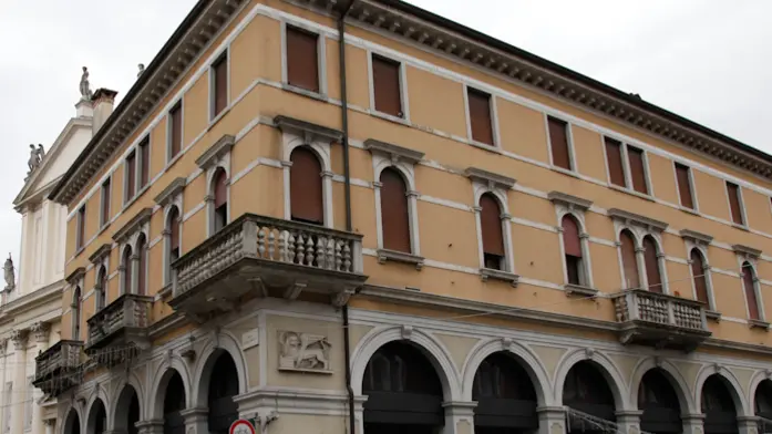 Agenzia Candussi, giornalista Chiarin. Ex Emeroteca in via Poerio Mestre.