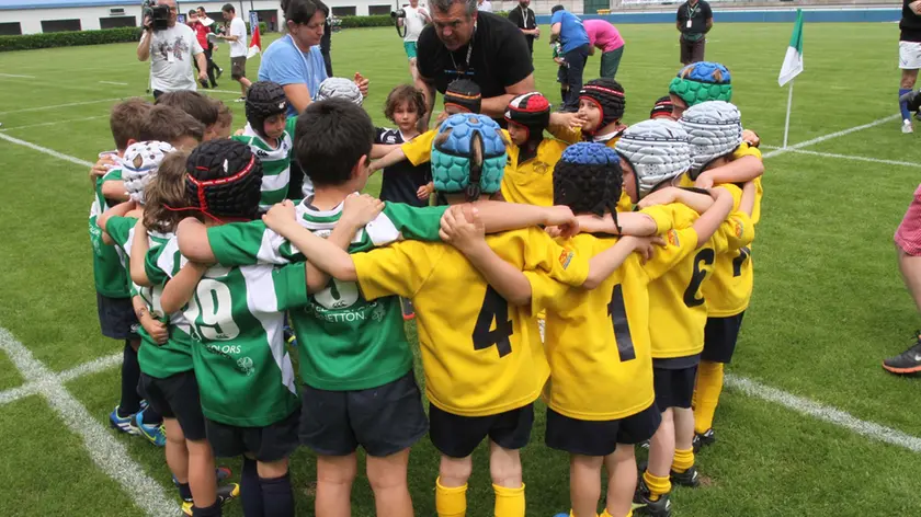 Bambini e bambine di due squadre di mini rugby prima di una partita