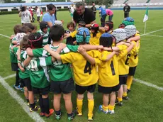 Bambini e bambine di due squadre di mini rugby prima di una partita