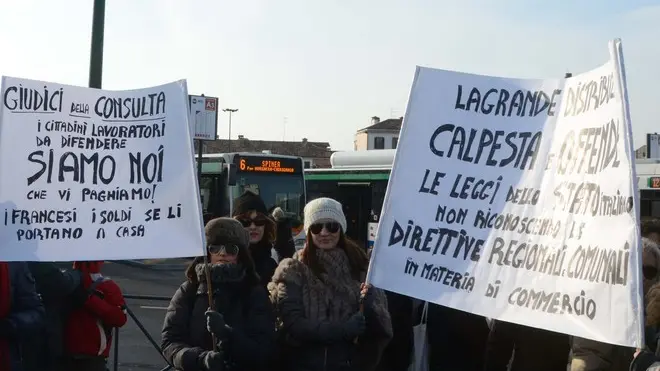 PELLICANI VENEZIA 29.01.2012.- MANIFESTAZIONE DEI DIPENDENTI GRANDI MAGAZZINI. INTERPRESS