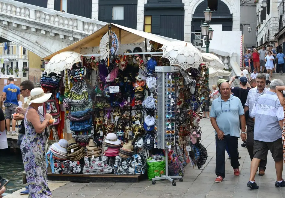 Interpress/M.Tagliapietra Venezia 14.06.2015.- Banchetto Souvenir. Ponte di Rialto