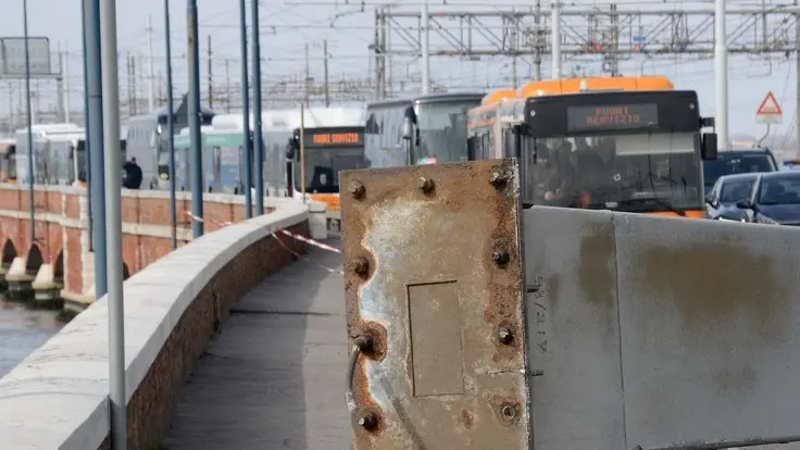 Interpress/M.Tagliapietra Venezia 24.02.2018.- Cade portale di ferro sul ponte della libertà. Traffico bloccato in tutte le direzioni. Piazzale roma deserto.