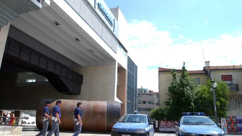 Polizia in piazzale Candiani