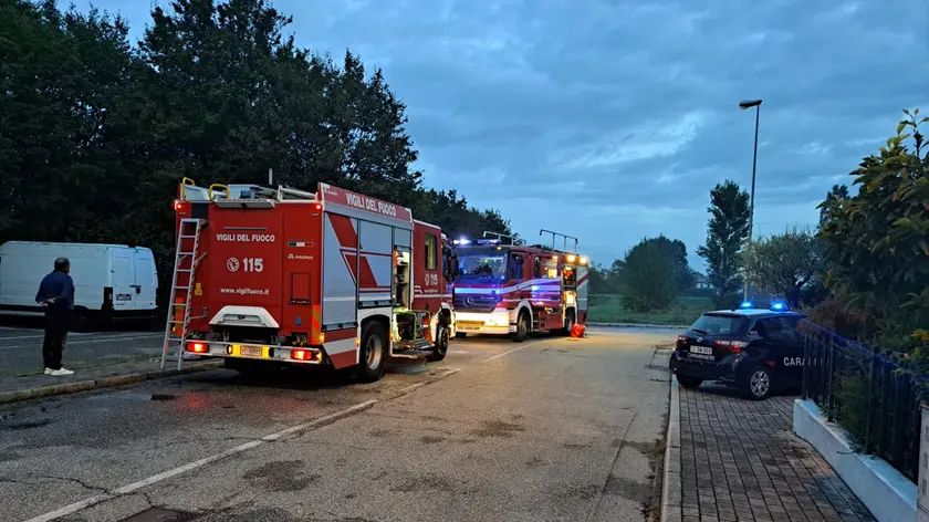 Vigili del fuoco e carabinieri sul posto