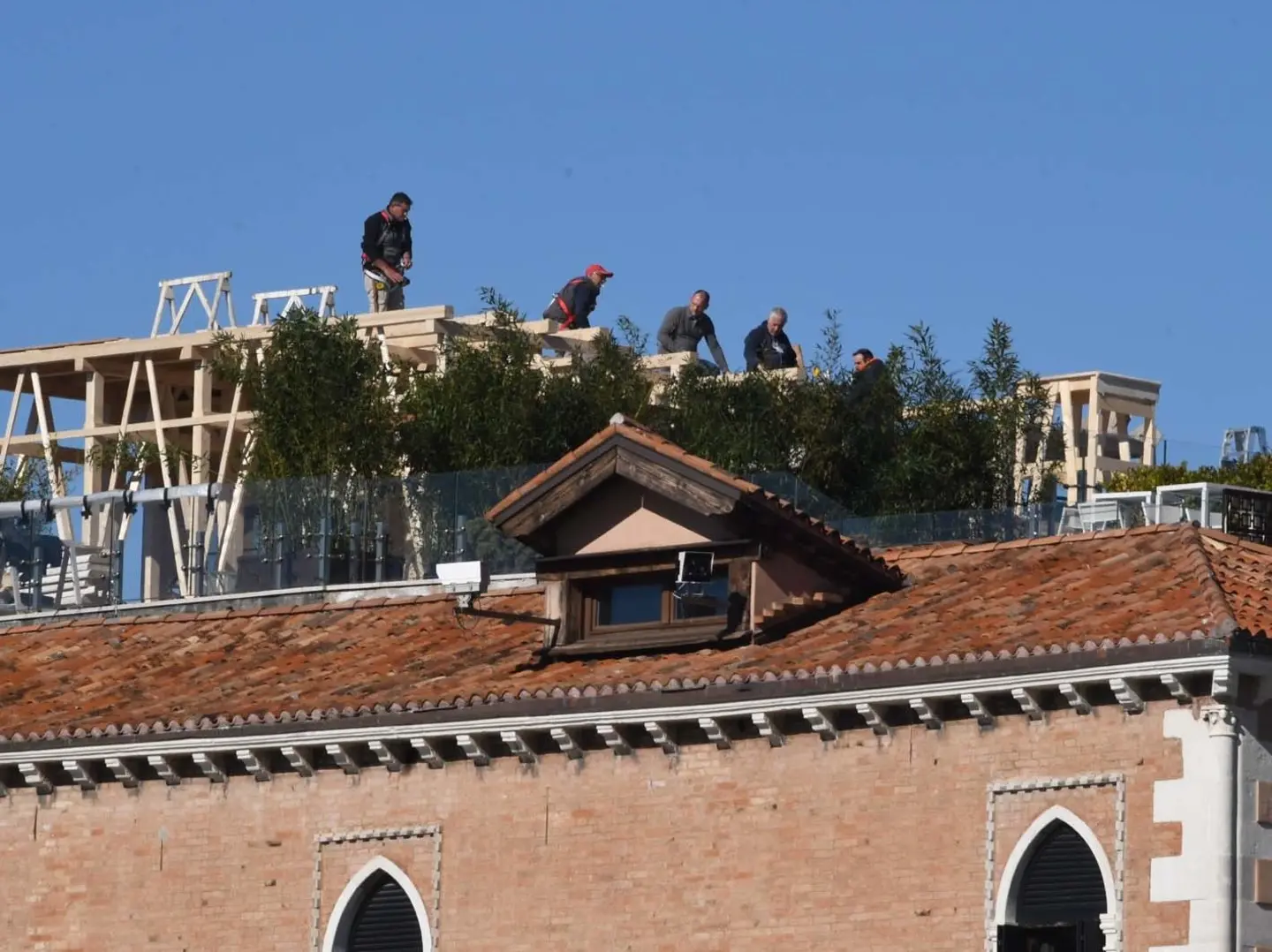 Interpress\M.Tagliapietra Venezia 20.02.2020.- Allestimenti struttura sopra l'Hotel Gritti per le riprese del film Mission Impossible con Tom Cruise.