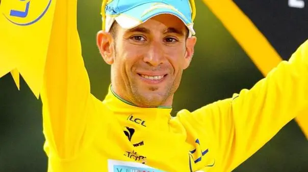 epa04333071 Astana Procycling team rider Vincenzo Nibali of Italy celebrates his overall victory on the podium wearing the leader's yellow jersey following the 21st and final stage of the 101st Tour de France 2014 cycling race, over 137,5 km from Evry to Paris, by the Champs-Elysees, in France, 27 July 2014. EPA/NICOLAS BOUVY