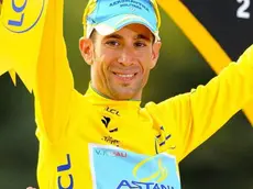 epa04333071 Astana Procycling team rider Vincenzo Nibali of Italy celebrates his overall victory on the podium wearing the leader's yellow jersey following the 21st and final stage of the 101st Tour de France 2014 cycling race, over 137,5 km from Evry to Paris, by the Champs-Elysees, in France, 27 July 2014. EPA/NICOLAS BOUVY