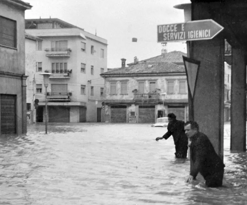 SCATTOLIN - DINO TOMMASELLA - JESOLO - ALLUVIONE 1966 - vie del centrodi jesolo invase dall'acqua