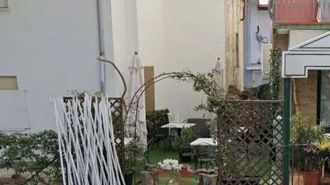 La ringhiera che la piccola si è trascinata addosso