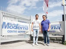 agenzia: Candussi. Giornalista: Chiarin. Descrizione: Carrozzeria Moderna, via della Giustizia, Mestre. Nella foto i titolari: da sinistra Favaretto Mattia e Favaretto Paolo