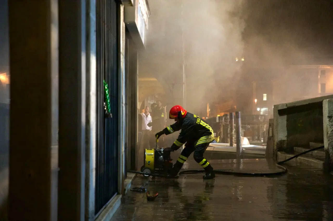 I pompieri in azione per l'incendio in riva Vena. Foto Massimo Fabris