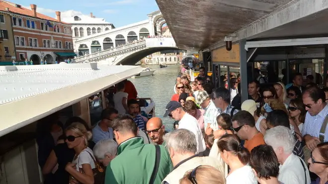 Pellicani Venezia 26.07.2011.- Imbarco differenziato per possessori dell'imob e non. Pontile actv linea 2 Rilato direzione Piazzale Roma.- Interpress Pellicani Venezia 26.07.2011.- Imbarco differenziato per possessori dell_imob e non. Pontile actv linea 2 Rilato direzione Piazzale Roma. - Interpress