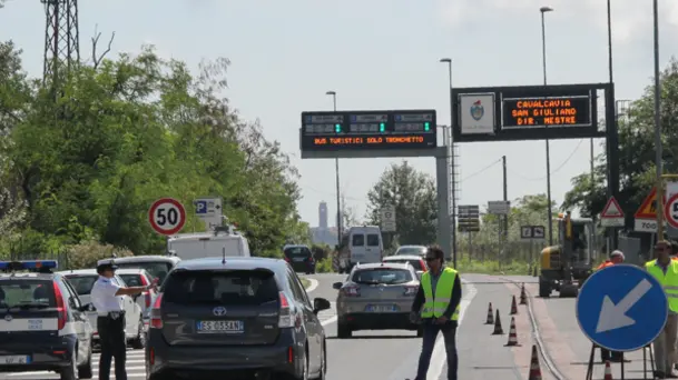 Lavori in corso in via della Libertà poco prima del ponte a causa della rottura di alcuni cavi