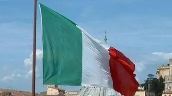 Il tricolore sventola sui tetti delle case