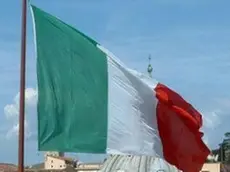 Il tricolore sventola sui tetti delle case