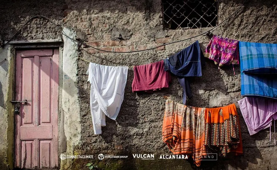 Il lato oscuro della moda visto attraverso la lente di un insider: un'installazione in realtà virtuale firmata Francesco Carrozzini debutterà alla Mostra del cinema di Venezia nella sezione sezione Venice Virtual Reality. Aperta al pubblico dal 4 all'8 settembre sull'Isola del Lazzaretto Vecchio, "X Ray Fashion" concorrerà come miglior VR storia immersiva e migliore esperienza VR per contenuto interattivo. Creata dal giovane gruppo danese MANDD, l'installazione di venti minuti e' stata prodotta dal programma della Banca Mondiale contro il cambiamento climatico Connect4Climate e dalla Vulcan Productions del co-fondatore di Microsoft Paul Allen, con il sostegno di Alcantara S.p.A., azienda italiana "Carbon Neutral" da sempre impegnata nella lotta al climate change. ANSA /UFFICIO STAMPA +++ ANSA PROVIDES ACCESS TO THIS HANDOUT PHOTO TO BE USED SOLELY TO ILLUSTRATE NEWS REPORTING OR COMMENTARY ON THE FACTS OR EVENTS DEPICTED IN THIS IMAGE; NO ARCHIVING; NO LICENSING +++