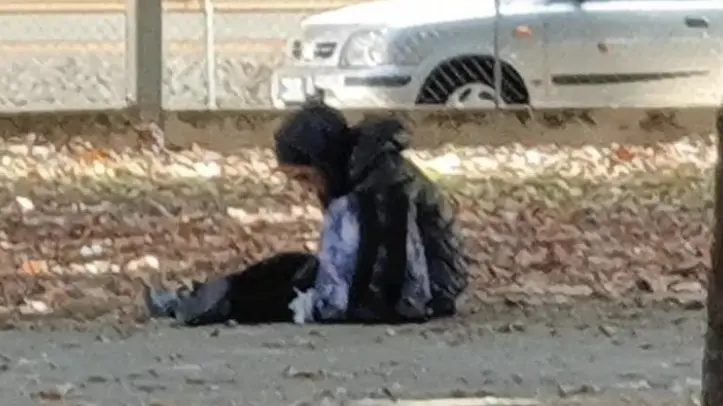 Una giovane sotto l’effetto della droga nei giardini di piazzale Bainsizza