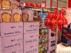 Roma, Supermercato Coop Laurentino Acquisto di panettoni per le festività natalizie Rome Supermarket Coop Laurentino Purchase of panettone for Christmas