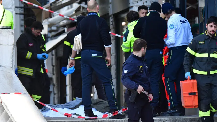 Il telo a coprire il corpo della donna morta sul ponte di Rialto (foto Matteo Tagliapietra/Interpress)