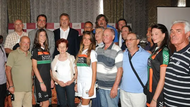 Interpress/Mazzega Gruccu Venezia, 28.08.2013.- Casinò di Venezia, Presentazione magliette del Calcio Venezia.- Nella foto il Pres Yuri Korablin posa con i tifosi