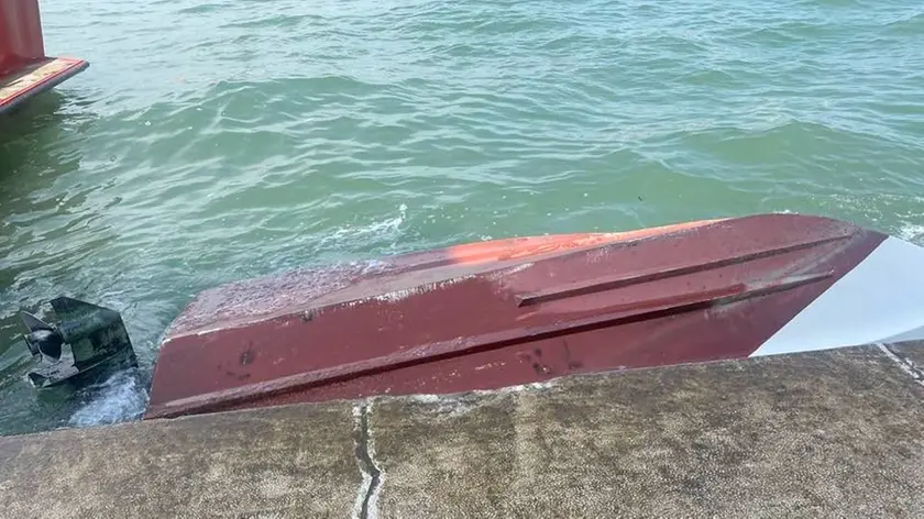 Il barchino rovesciato in canale della Giudecca