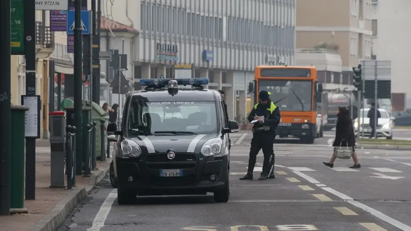 Foto Agenzia Candussi/ Scattolin/ Mestre, piazza Barche/ Limitazioni al traffico a causa di alto livello di PM10